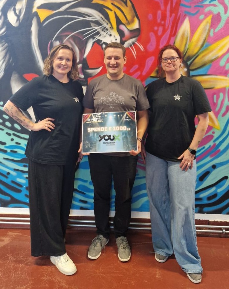 Spendenuebergabe-YouX-768x1365